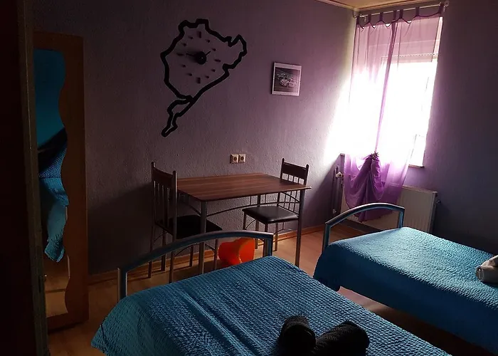 招待所 环高速赛车旅馆 Meuspath